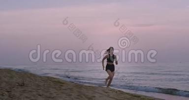 早上穿着运动服在海边的<strong>沙滩</strong>上拼命奔跑的运动<strong>女郎</strong>